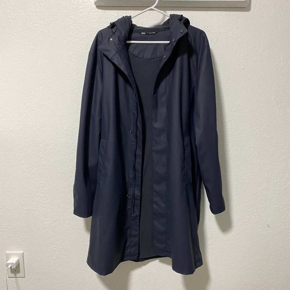 Zara raincoat / rain jacket in navy blue